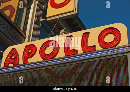 APOLLO THEATRE SIGNER CENT VINGT CINQUIÈME RUE HARLEM MANHATTAN NEW YORK USA Banque D'Images