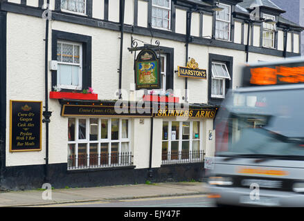 Royal Mail floue van passant le bras de Skinners pub À Machynlleth, Powys, au nord du Pays de Galles UK Banque D'Images