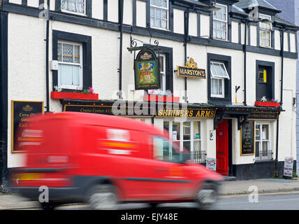 Royal Mail floue van passant le bras de Skinners pub À Machynlleth, Powys, au nord du Pays de Galles UK Banque D'Images