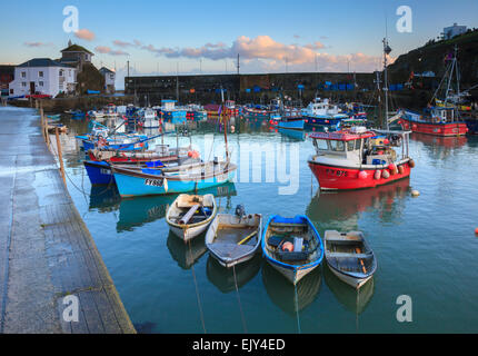 Bateaux dans le port intérieur à Mevagissey, sur la côte sud de la Cornouailles. Banque D'Images