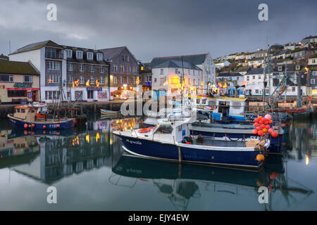 Bateaux dans le port intérieur à Mevagissey, sur la côte sud de la Cornouailles, capturé la veille de Noël. Banque D'Images