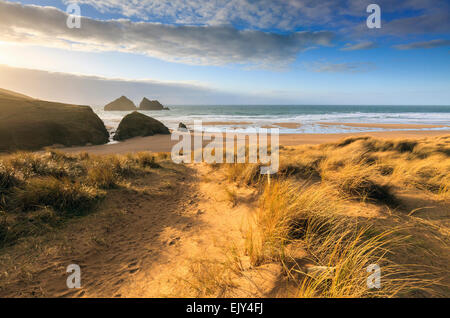 La plage des roches à Carter et baie de Holywell à Cornwall, capturés dans les dunes de sable sur une soirée à la fin de février. Banque D'Images