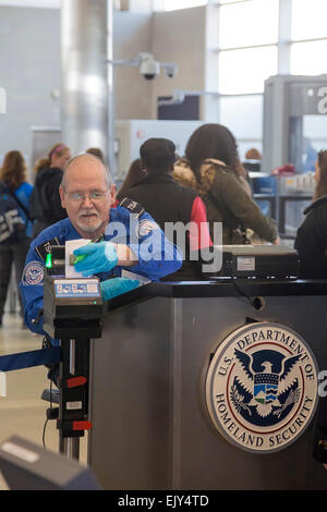 Romulus, Michigan - Un agent de l'Administration de la sécurité des transports vérifie l'identité des passagers à l'aéroport Detroit Metro Banque D'Images