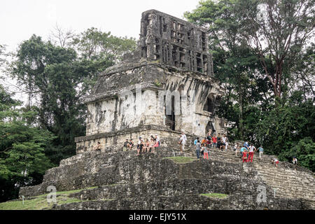 Les touristes profiter de la vue et se reposer après la difficile montée vers le Temple de la croix avec son toit bien préservés comb Palenque Banque D'Images