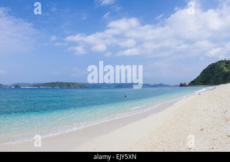 Belle plage sur l'Île Kitahama Aka (en arrière-plan une île sans tabou et Tokashiki), Okinawa, Japon Banque D'Images