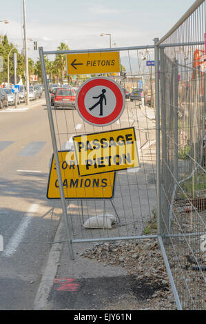 Sentier est fermé aux piétons avec un panneau disant 'Passage Pieton', Antibes, France Banque D'Images