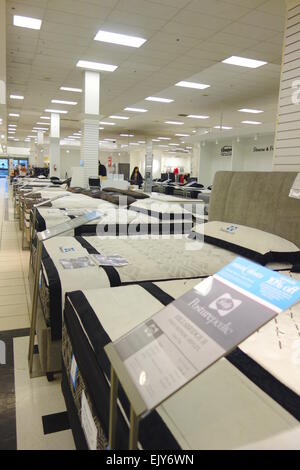 Les lits et les matelas en vente dans un grand magasin à Toronto, Canada Banque D'Images