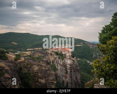 Vue sur les montagnes et les Météores Monastère Moni Vaarlam atopp les rochers Banque D'Images