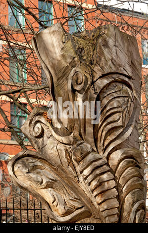 La sculpture sur bois sur un tronc d'arbre, par Shane Green. Jardins de Sackville, Canal Street, Manchester, Royaume-Uni. Banque D'Images