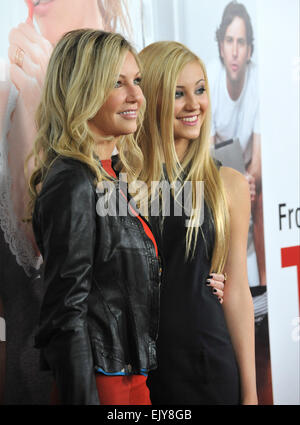 LOS ANGELES, CA - 12 décembre 2012 : Heather Locklear & fille Ava Sambora lors de la première mondiale du film Ava 'c'est 40' au Grauman's Chinese Theatre, à Hollywood. Banque D'Images