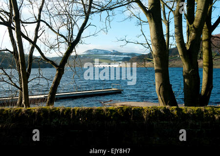 Crook Hill sur Ladybower Reservoir, Peak District, Derbyshire, Angleterre, RU Banque D'Images