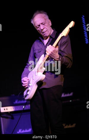 Chester, Royaume-Uni. 2 avril, 2015. Robin Trower, ancien guitariste de Procol Harum, il se produit à un comble à vendre les chambres en direct à Chester. Crédit : Simon Newbury/Alamy Live News Banque D'Images