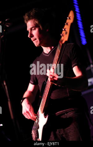 Chester, Royaume-Uni. 2 avril, 2015. Robin Trower, ancien guitariste de Procol Harum, il se produit à un comble à vendre les chambres en direct à Chester. Crédit : Simon Newbury/Alamy Live News Banque D'Images