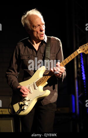 Chester, Royaume-Uni. 2 avril, 2015. Robin Trower, ancien guitariste de Procol Harum, il se produit à un comble à vendre les chambres en direct à Chester. Crédit : Simon Newbury/Alamy Live News Banque D'Images