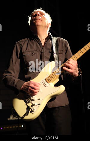 Chester, Royaume-Uni. 2 avril, 2015. Robin Trower, ancien guitariste de Procol Harum, il se produit à un comble à vendre les chambres en direct à Chester. Crédit : Simon Newbury/Alamy Live News Banque D'Images