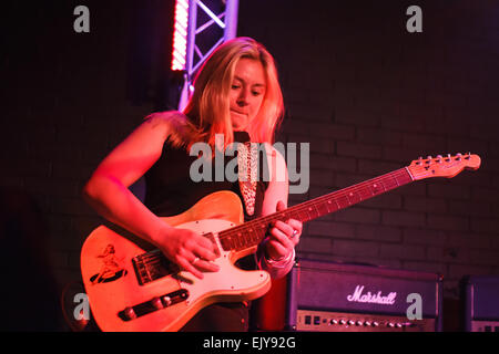 Chester, Royaume-Uni. Le 02 avril 2015. Joanne Shaw Taylor à la Live Room's à Chester Crédit : Simon Newbury/Alamy Live News Banque D'Images