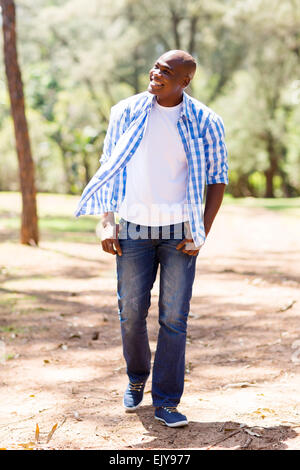 Casual young African American man walking in the park et à l'écart Banque D'Images