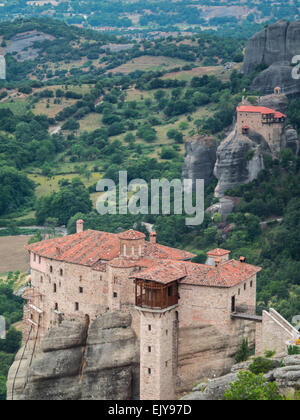 Moni Agias Varvaras monastère Rousanou vu de dessus avec Moni Agiou Nikolaou sur l'arrière-plan Banque D'Images