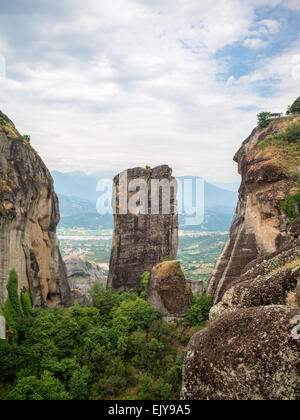 Formations rocheuses Meteora avec vallée de Kalambaka en arrière-plan Banque D'Images