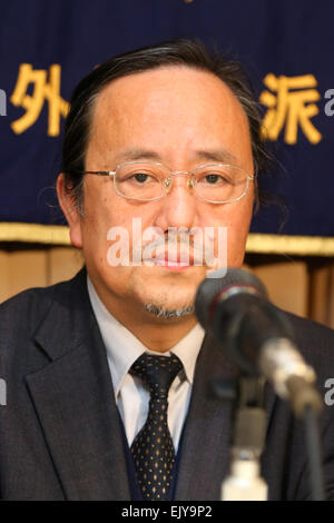 Hidetoshi Kiyotake et Minoru Tanaka lancer le FCCJ La liberté de la presse à la remise des prix correspondant étranger's Club du Japon le 2 avril, 2015 à Tokyo. Les journalistes Kiyotake Tanaka et assister à un événement à Tokyo's FCCJ pour expliquer pourquoi ils lancent le FCCJ La liberté de presse Prix cette année. Selon les deux journalistes d'investigation de la liberté de la presse au Japon est menacé. En 2010, Reporters sans frontières a classé le Japon 11e rang sur 80 pays dans son index mondial de la liberté de la presse, mais en février 2015, le Japon s'est classé 61ème. Une raison pour cela est la nouvelle loi a introduit des secrets d'état Banque D'Images