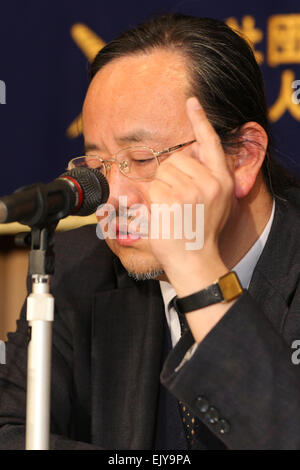 Hidetoshi Kiyotake et Minoru Tanaka lancer le FCCJ La liberté de la presse à la remise des prix correspondant étranger's Club du Japon le 2 avril, 2015 à Tokyo. Les journalistes Kiyotake Tanaka et assister à un événement à Tokyo's FCCJ pour expliquer pourquoi ils lancent le FCCJ La liberté de presse Prix cette année. Selon les deux journalistes d'investigation de la liberté de la presse au Japon est menacé. En 2010, Reporters sans frontières a classé le Japon 11e rang sur 80 pays dans son index mondial de la liberté de la presse, mais en février 2015, le Japon s'est classé 61ème. Une raison pour cela est la nouvelle loi a introduit des secrets d'état Banque D'Images