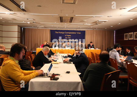 Hidetoshi Kiyotake et Minoru Tanaka lancer le FCCJ La liberté de la presse à la remise des prix correspondant étranger's Club du Japon le 2 avril, 2015 à Tokyo. Les journalistes Kiyotake Tanaka et assister à un événement à Tokyo's FCCJ pour expliquer pourquoi ils lancent le FCCJ La liberté de presse Prix cette année. Selon les deux journalistes d'investigation de la liberté de la presse au Japon est menacé. En 2010, Reporters sans frontières a classé le Japon 11e rang sur 80 pays dans son index mondial de la liberté de la presse, mais en février 2015, le Japon s'est classé 61ème. Une raison pour cela est la nouvelle loi a introduit des secrets d'état Banque D'Images