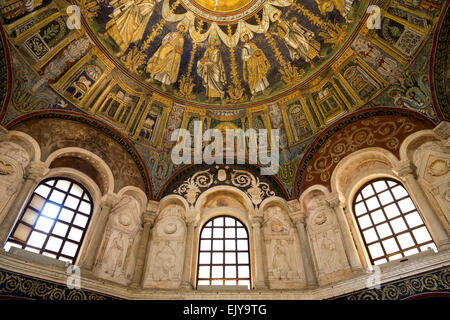 L'intérieur du baptistère de néon, Ravenne, Italie Banque D'Images