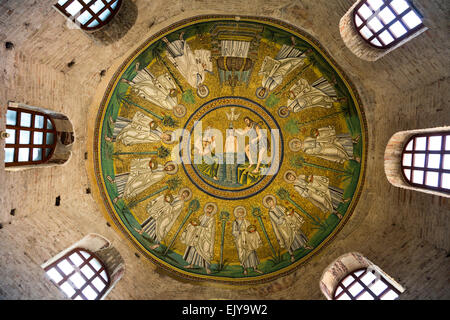 Mosaïque du baptême de Jésus par Saint Jean Baptiste, Baptistère des Ariens, Ravenna, Italie Banque D'Images