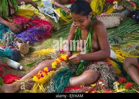 Des filles de Yap Yap pour lei de fleurs jours du Festival, l'île de Yap (États fédérés de Micronésie Banque D'Images