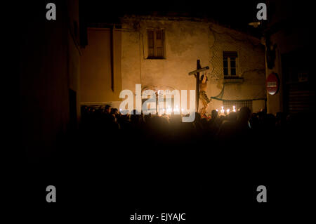 Badalone, Barcelone, Espagne. Apr 02, 2015. L'image de Jésus Christ s'effectue dans les rues de la ville de Badalona pendant la Processo del Silenci. À Badalona a eu lieu la traditionnelle Processo del Silenci (Procession du Silence) à travers les rues de la ville dans le silence et l'obscurité à l'occasion de Jeudi Saint. Crédit : Jordi Boixareu/Alamy Live News Banque D'Images