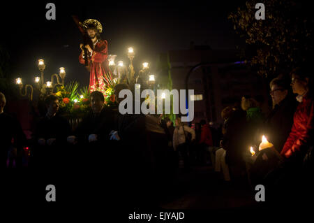 Badalone, Barcelone, Espagne. Apr 02, 2015. L'image de Jésus Christ s'effectue dans les rues de la ville de Badalona pendant la Processo del Silenci. À Badalona a eu lieu la traditionnelle Processo del Silenci (Procession du Silence) à travers les rues de la ville dans le silence et l'obscurité à l'occasion de Jeudi Saint. Crédit : Jordi Boixareu/Alamy Live News Banque D'Images