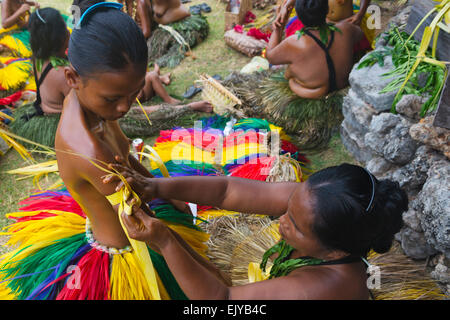 Des personnes se préparant à Yap Yap Day Festival, l'île de Yap (États fédérés de Micronésie Banque D'Images