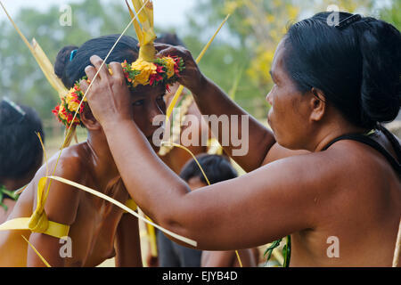 Des personnes se préparant à Yap Yap Day Festival, l'île de Yap (États fédérés de Micronésie Banque D'Images