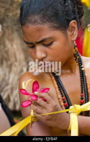 La préparation de la fille de Yap Yap Day Festival, l'île de Yap (États fédérés de Micronésie Banque D'Images