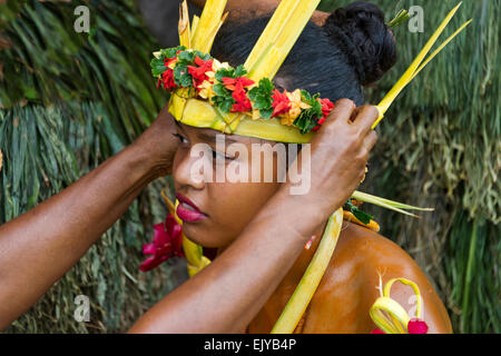 Des personnes se préparant à Yap Yap Day Festival, l'île de Yap (États fédérés de Micronésie Banque D'Images