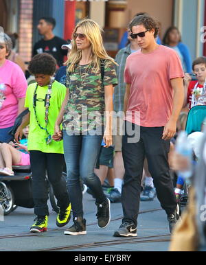 Heidi Klum prend son petit ami Vito Schnabel et les enfants à Disneyland Park comprend : Heidi Klum, Henry Samuel,Vito Schnabel Où : Anaheim en Californie, California, United States Quand : 28 mai 2014 Banque D'Images