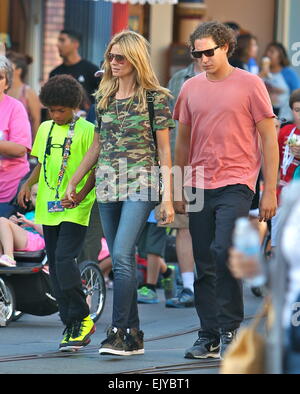 Heidi Klum prend son petit ami Vito Schnabel et les enfants à Disneyland Park comprend : Heidi Klum, Henry Samuel,Vito Schnabel Où : Anaheim en Californie, California, United States Quand : 28 mai 2014 Banque D'Images