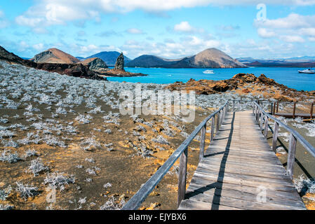 Avis de passerelle sur l'île de Bartolome avec Pinnacle Rock dans l'arrière-plan dans les îles Galapagos en Équateur Banque D'Images