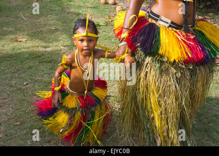 Femme de Yap en costume traditionnel avec petite fille à Yap Day Festival, l'île de Yap (États fédérés de Micronésie Banque D'Images
