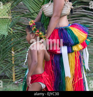 Femme de Yap en costume traditionnel avec petit garçon dans le village, l'île de Yap (États fédérés de Micronésie Banque D'Images