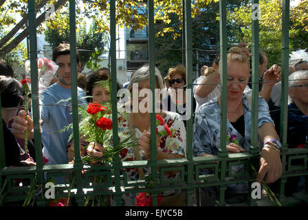 La Plata, Argentine. 2ème apr 2015. Les gens mettre des fleurs en face de l'ancienne 7e Régiment lors de l'événement "un voisin, une fleur' pour marquer le 33e anniversaire de la guerre entre l'Argentine et le Royaume-Uni, à La Plata, Argentine, le 2 avril 2015. © Carlos Cermele/TELAM/Xinhua/Alamy Live News Banque D'Images