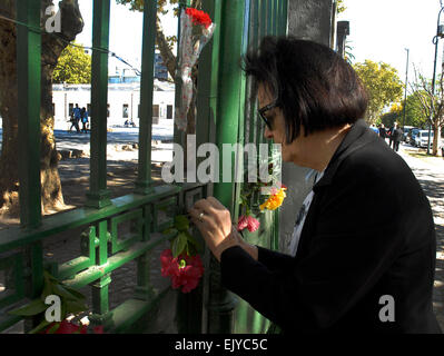 La Plata, Argentine. 2ème apr 2015. Une femme met une fleur en face de l'ancienne 7e Régiment lors de l'événement "un voisin, une fleur' pour marquer le 33e anniversaire de la guerre entre l'Argentine et le Royaume-Uni, à La Plata, Argentine, le 2 avril 2015. © Carlos Cermele/TELAM/Xinhua/Alamy Live News Banque D'Images