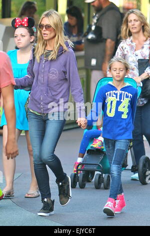 Heidi Klum prend son petit ami Vito Schnabel et les enfants à Disneyland Park comprend : Heidi Klum, Leni Samuel Où : Anaheim en Californie, California, United States Quand : 28 mai 2014 Banque D'Images