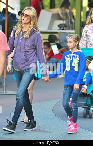 Heidi Klum prend son petit ami Vito Schnabel et les enfants à Disneyland Park comprend : Heidi Klum, Leni Samuel Où : Anaheim en Californie, California, United States Quand : 28 mai 2014 Banque D'Images