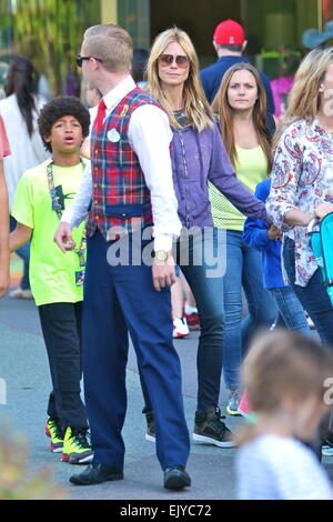 Heidi Klum prend son petit ami Vito Schnabel et les enfants à Disneyland Park comprend : Heidi Klum, Henry Samuel Où : Anaheim en Californie, California, United States Quand : 28 mai 2014 Banque D'Images