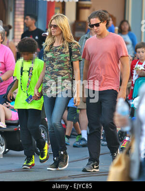 Heidi Klum prend son petit ami Vito Schnabel et les enfants à Disneyland Park comprend : Heidi Klum, Henry Samuel,Vito Schnabel Où : Anaheim en Californie, California, United States Quand : 28 mai 2014 Banque D'Images