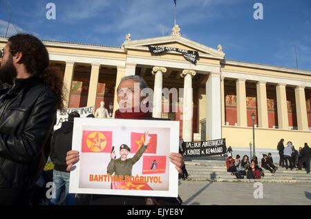 Athènes, Grèce. Apr 02, 2015. Réfugiés turcs en Grèce a organisé une manifestation en faveur de DHKC (Parti de libération du peuple révolutionnaire-avant) les membres qui ont été tués dans Instanbull avec un otage tout en exigeant la justice pour Berkin Elvan. © George/Panagakis Pacific Press/Alamy Live News Banque D'Images