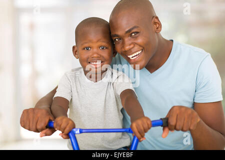 Aimer African American father teaching son monter à vélo Banque D'Images