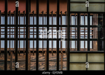 Détail de la fenêtre d'une vieille maison de thé à Kyoto, Japon Banque D'Images