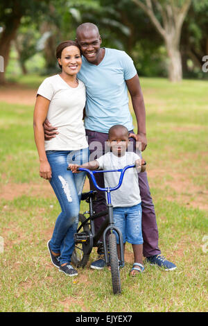 Cute young African American Family portrait outdoors Banque D'Images